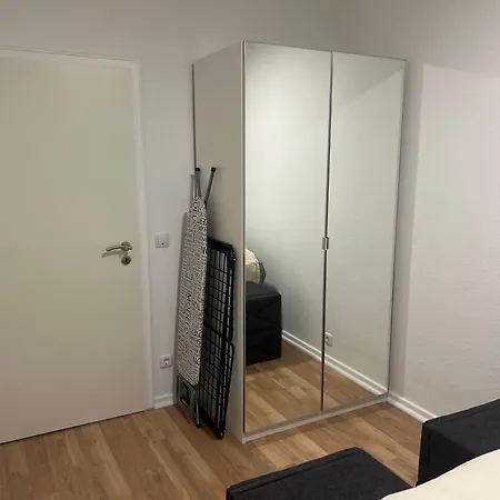 Paris, Wifi, * Krefeld